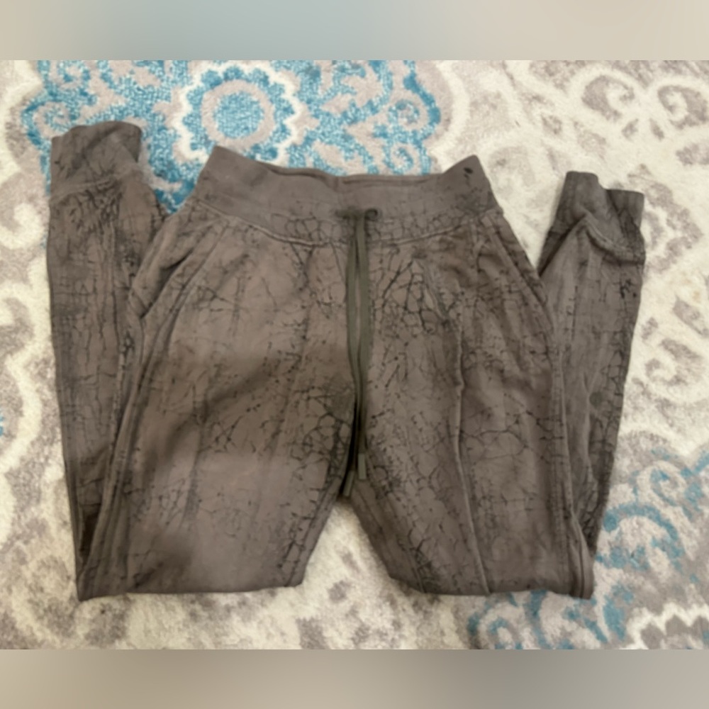 Woman’s lululemon joggers